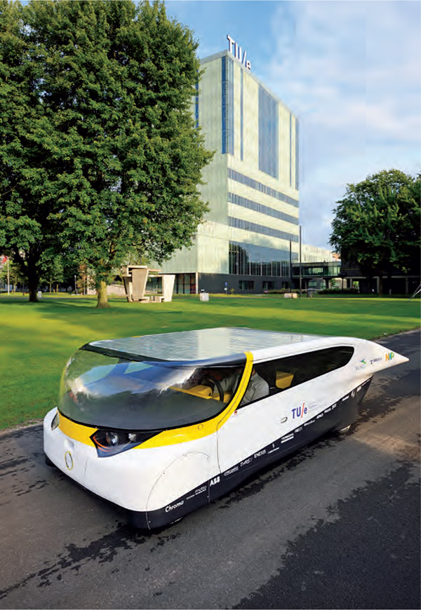 Mobile-Disruptions-In-The-City-Stella-a-solar-family-car-built-students-Eindhoven-University