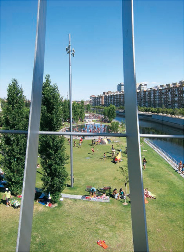 Transforming-Infrastructure-to-Landscape-Madrid-Rio-Project-View-park-Arganzuela-footbridge