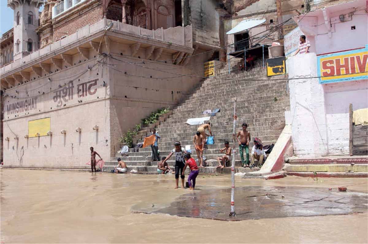 Ghats-Talaabs-India-broad-public-space-ghats-under-water-flood-events-Munshi-Ghat-Varanasi-Uttar-Pradesh
