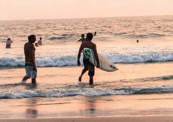 Beach-Every-Season-surfing-friendly-waves-Varkala-Beach