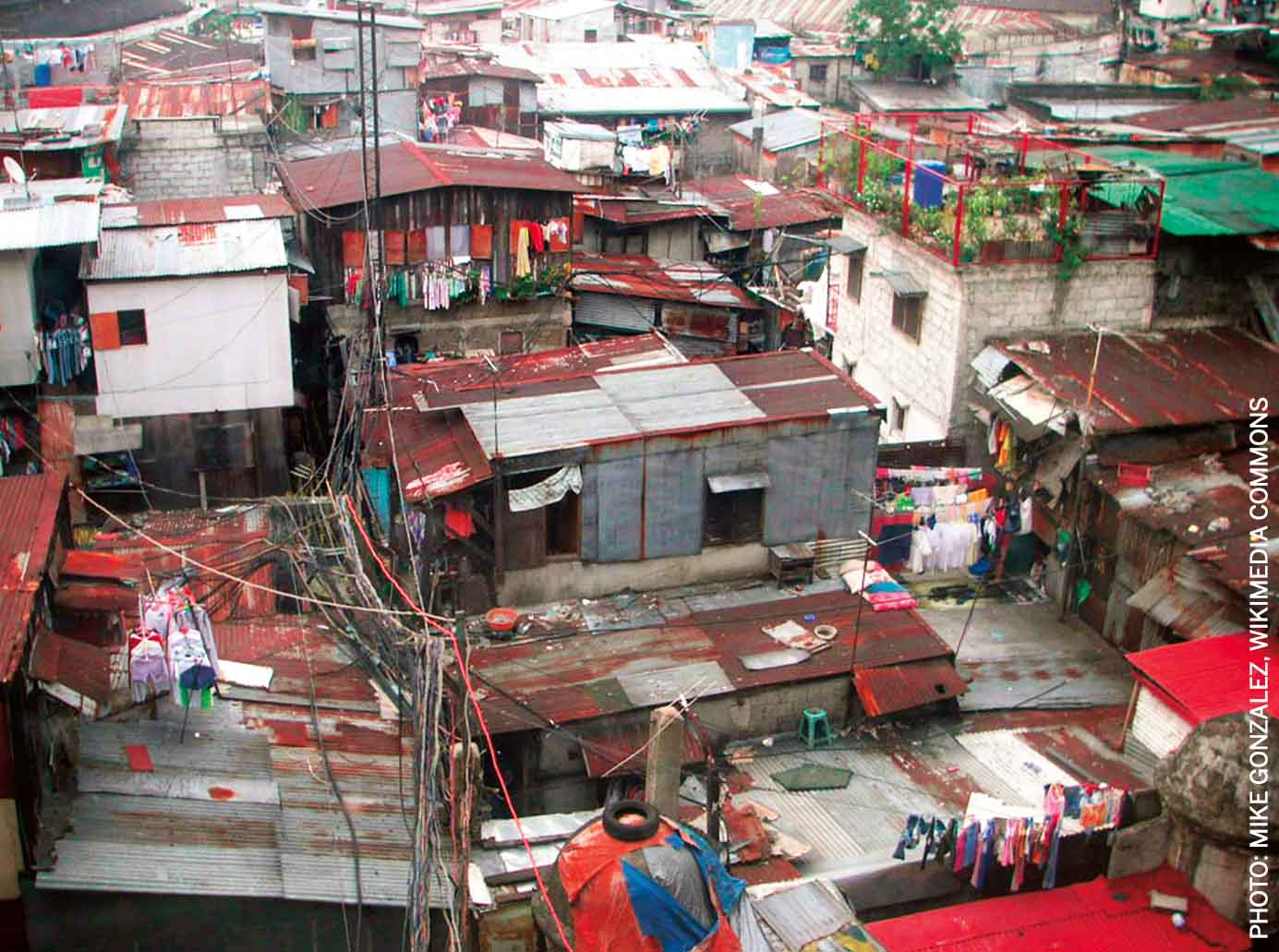 balancing-two-extremes-equitable-middle-shanty-town-manila-phillippines-recto-LRT-station
