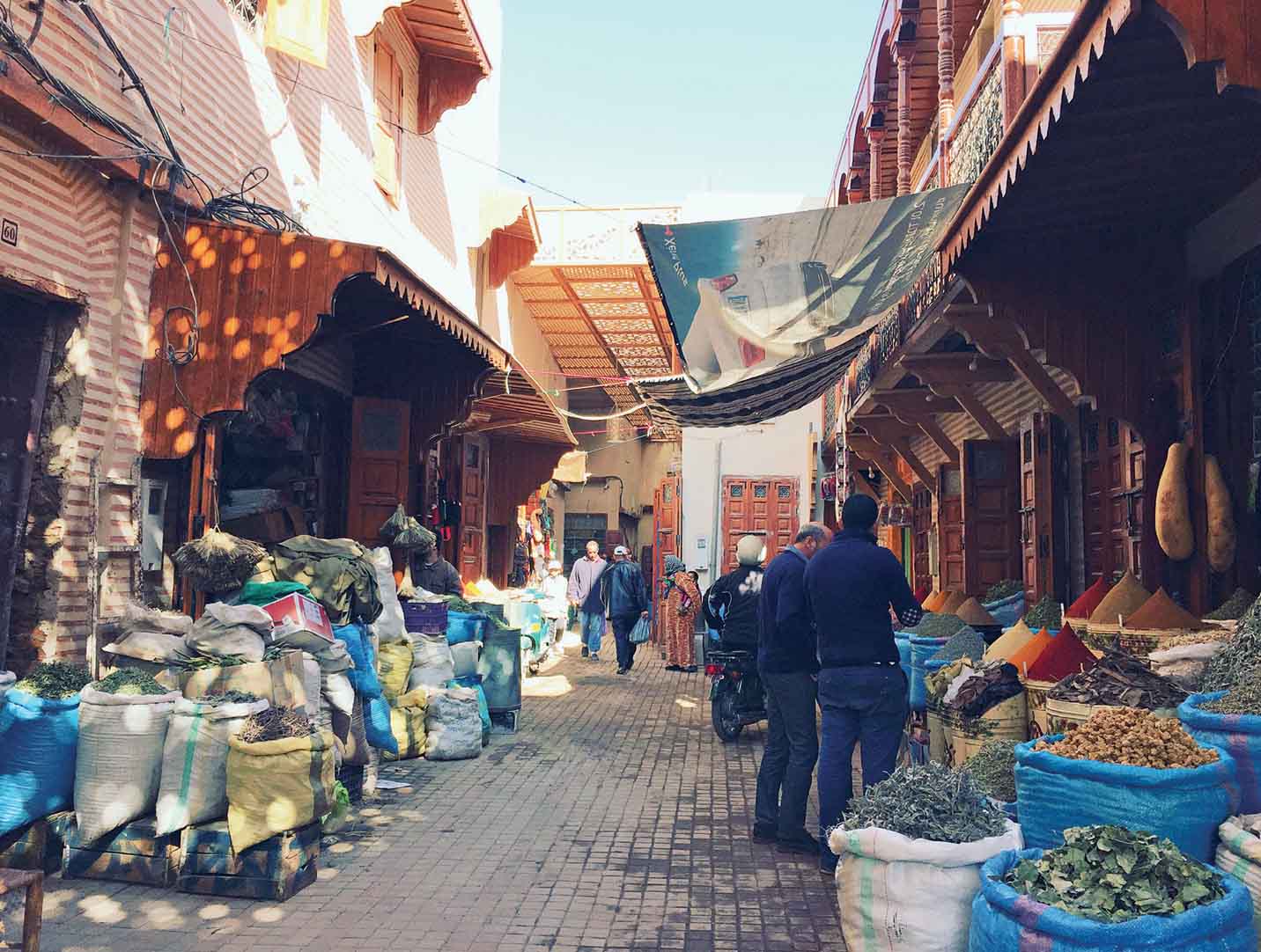 amidst-urban-edges-inside-out-appropriations-old-bazaar--marrakesh-support-diverse-individual-experiences-through-same-dynamics-encounters