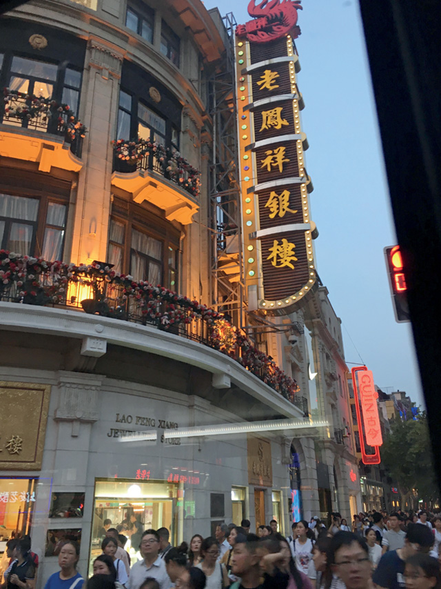 how-cities-communicate-business-sign-shopping-centre-shanghai